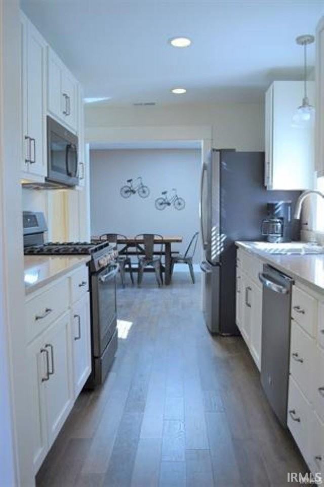 124 N Bryan Ave - Photo 4 of 15