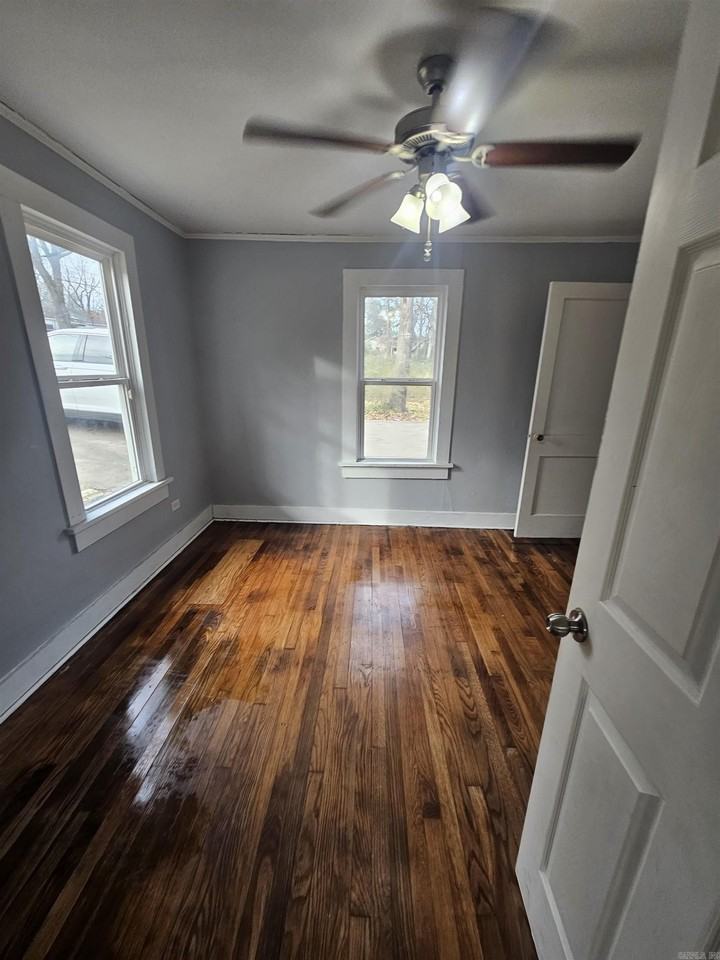 735 Floyd St - Photo 4 of 40