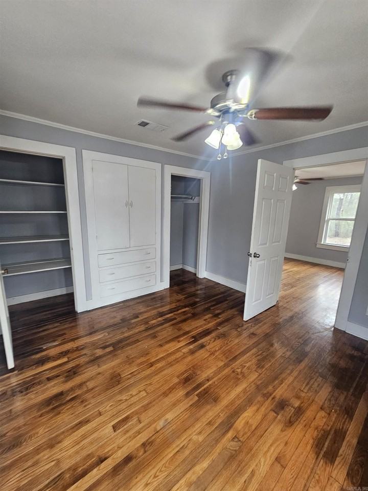 735 Floyd St - Photo 5 of 40