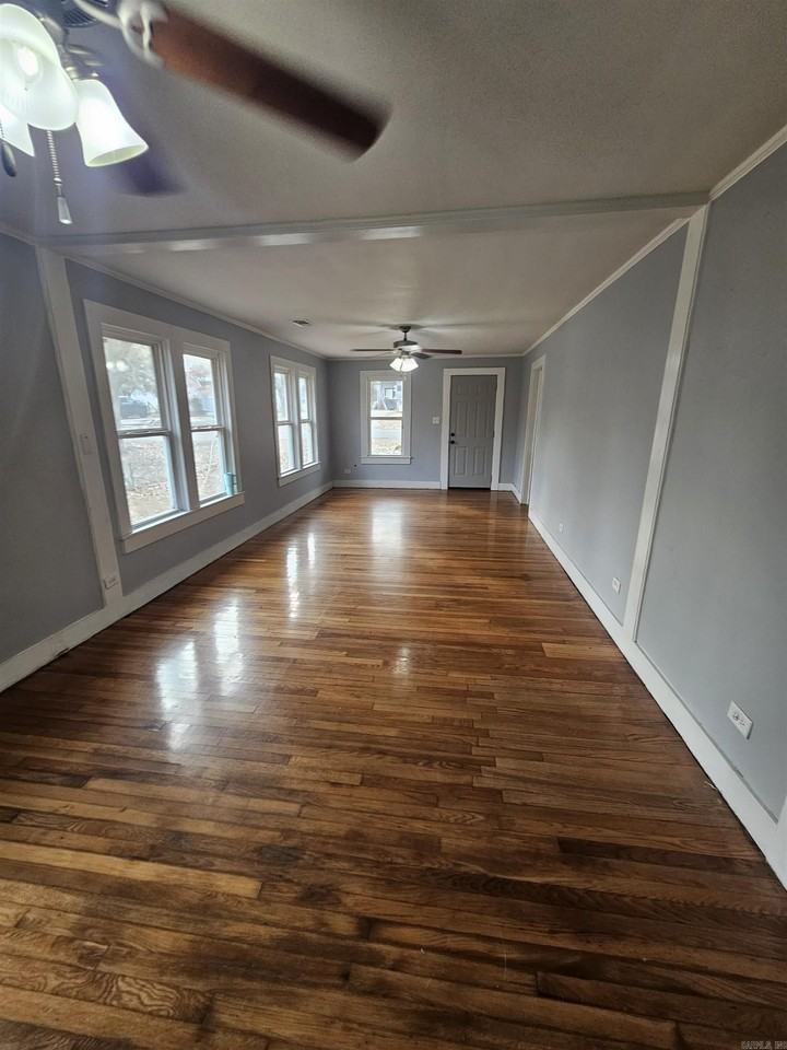 735 Floyd St - Photo 6 of 40