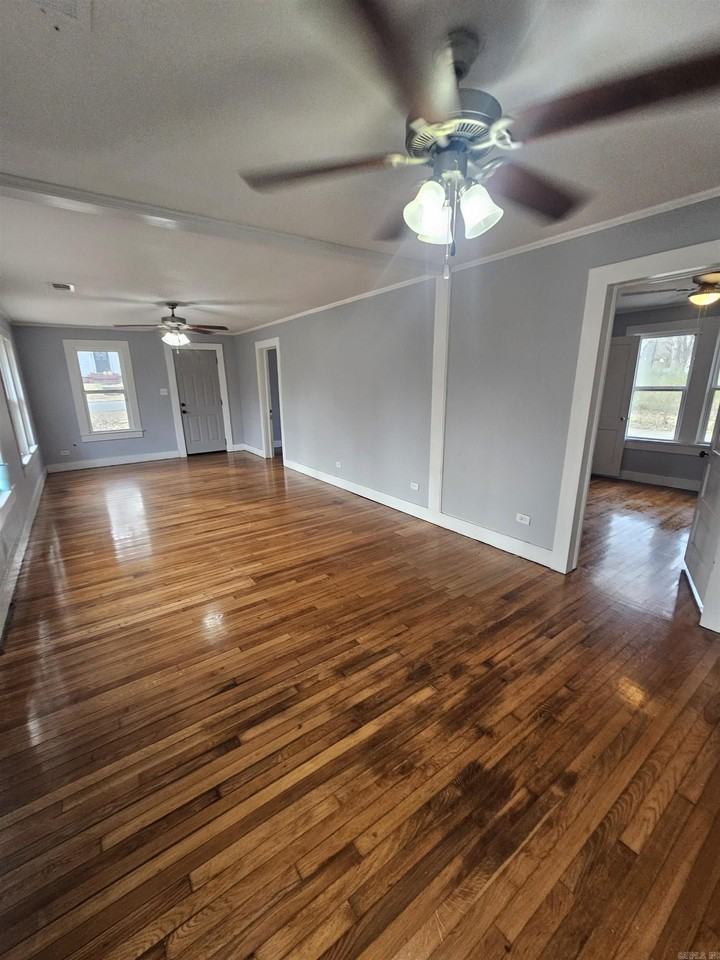 735 Floyd St - Photo 7 of 40