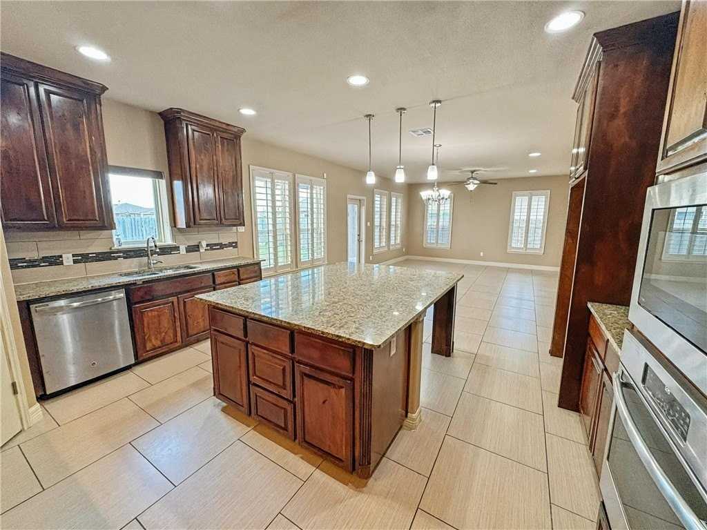 1832 Bay Landing Dr - Photo 5 of 24