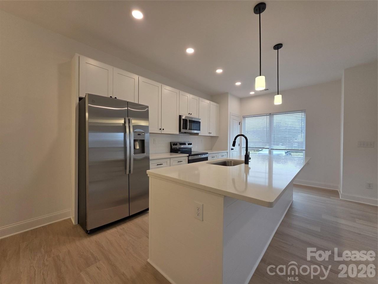 420 S Shaver St - Photo 4 of 21