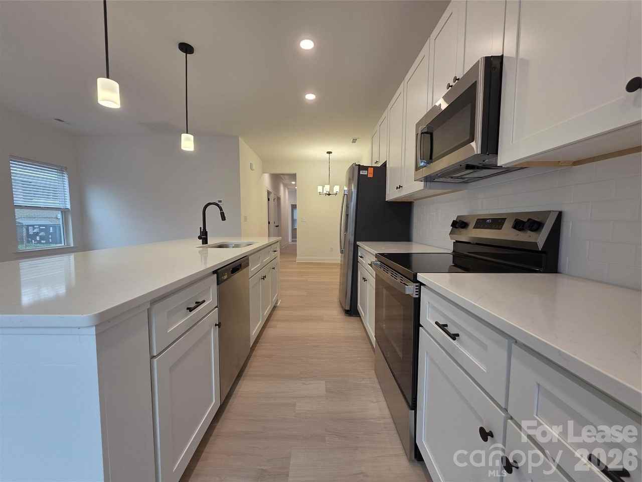 420 S Shaver St - Photo 5 of 21