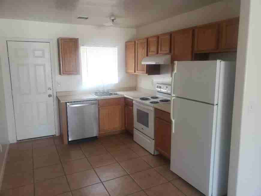 403 N Sunshine Blvd - Photo 2 of 10