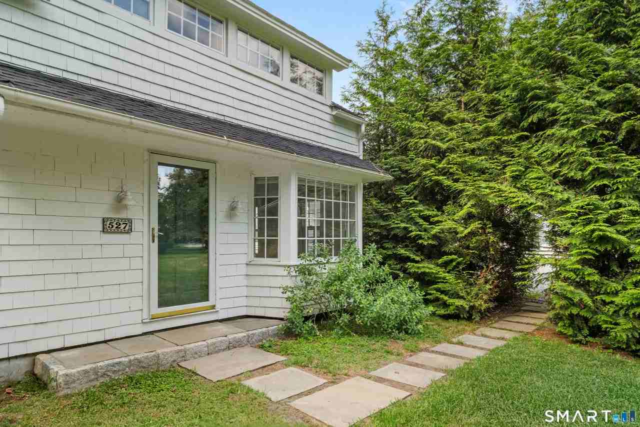 527 Danbury Rd - Photo 4 of 32