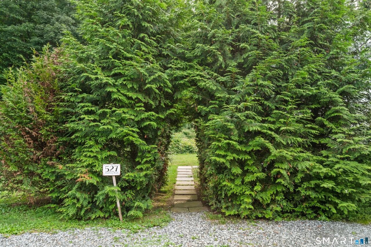 527 Danbury Rd - Photo 6 of 32