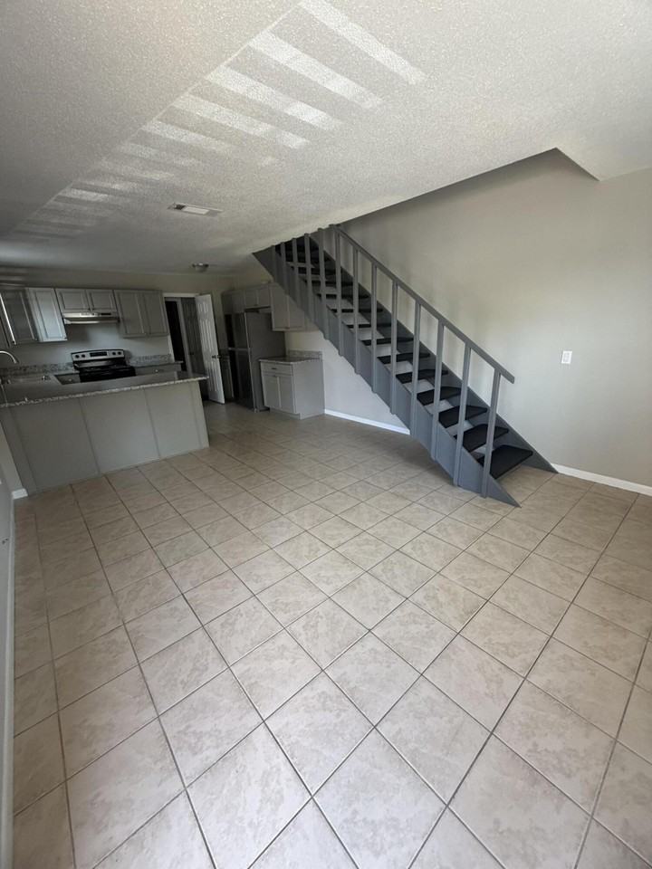 124 Hampton Dr - Photo 2 of 11