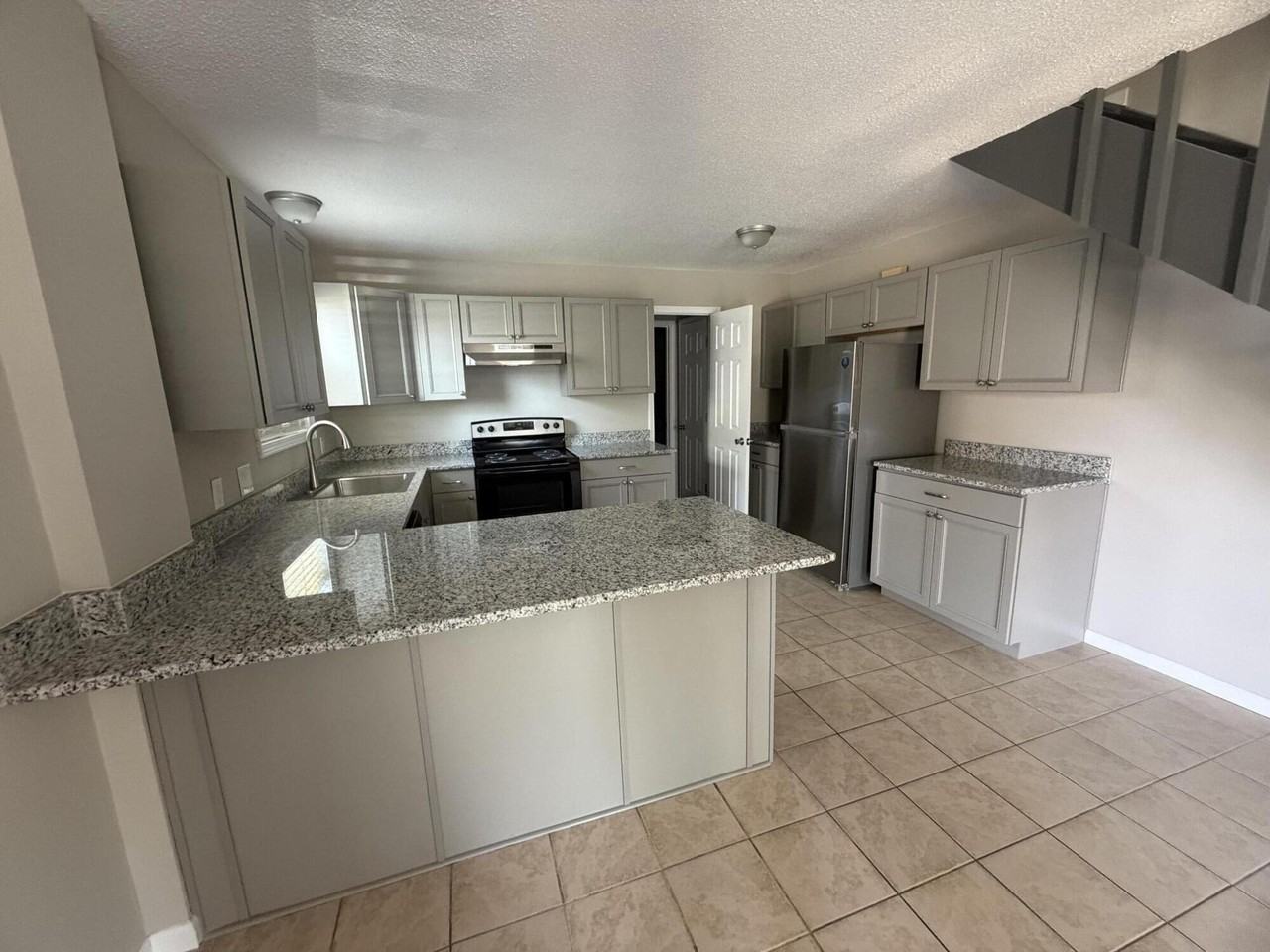 124 Hampton Dr - Photo 3 of 11