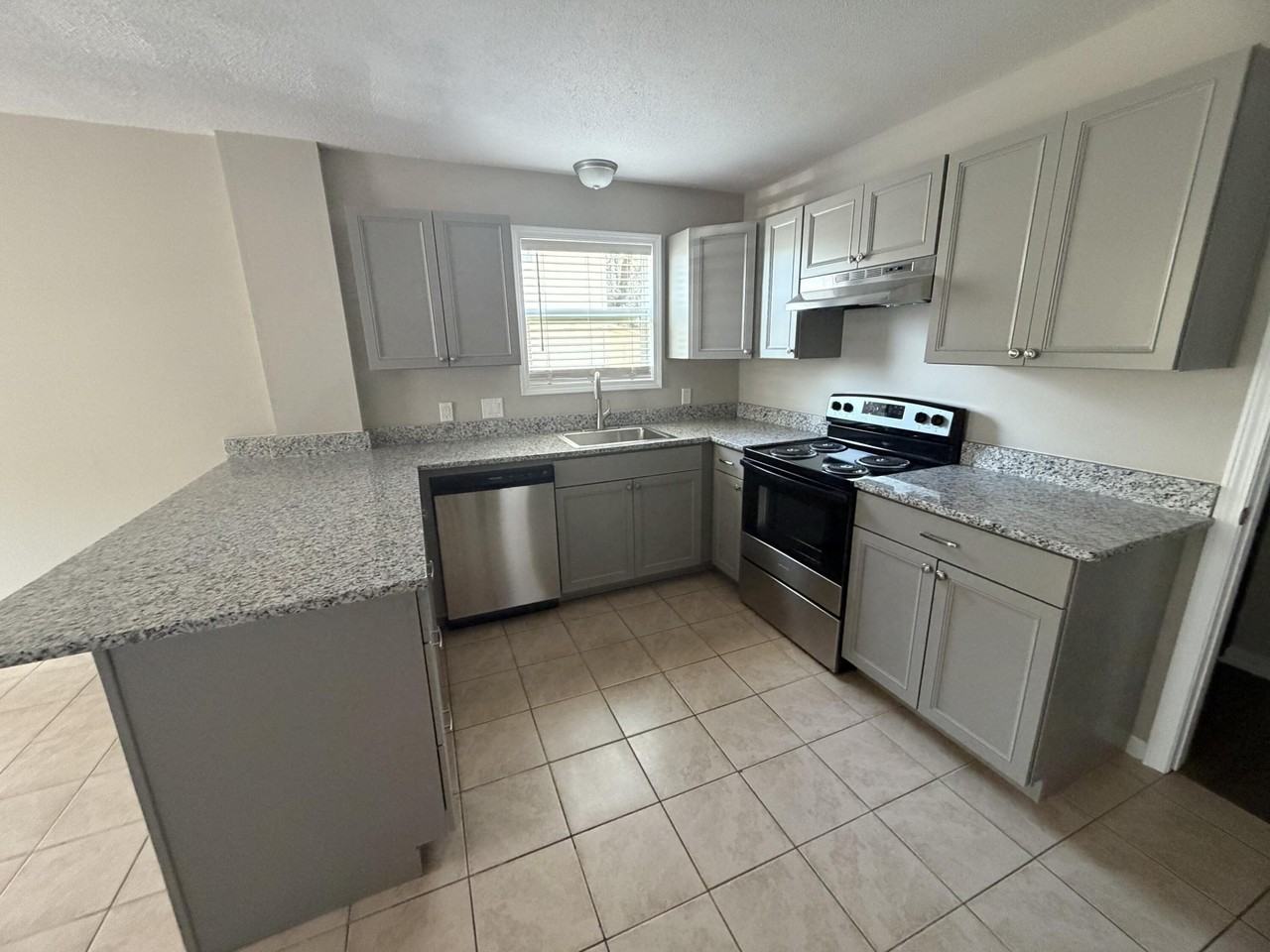 124 Hampton Dr - Photo 4 of 11