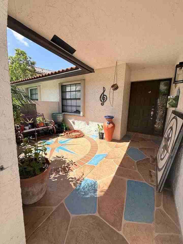 11 Capitol Ct - Photo 2 of 10