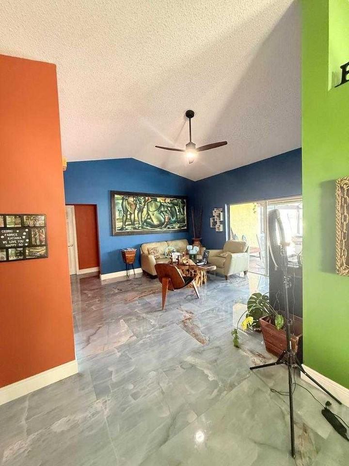 11 Capitol Ct - Photo 3 of 10