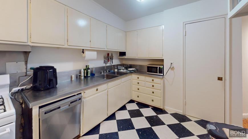 1662 1st Ave - Photo 5 of 10