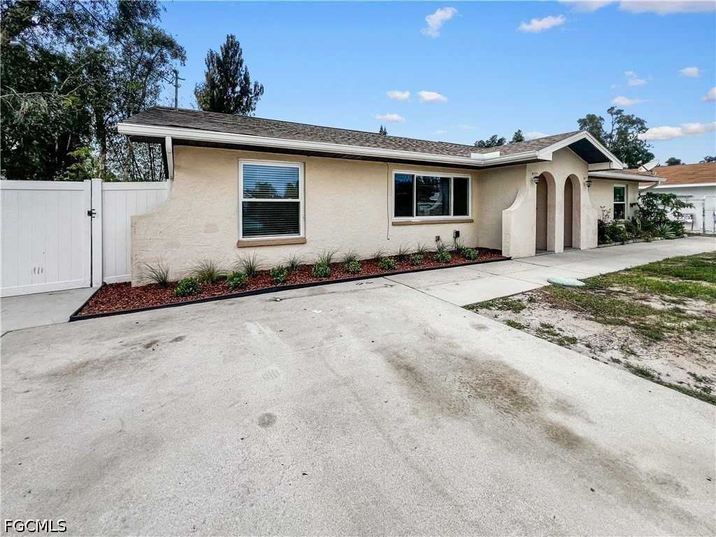 18660 Miami Blvd - Photo 2 of 34