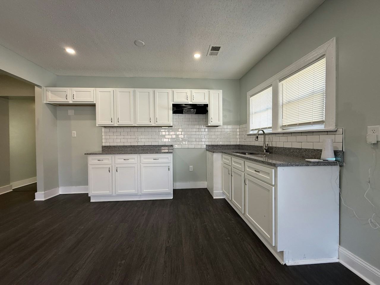 61 South Parkway East - Photo 3 of 7