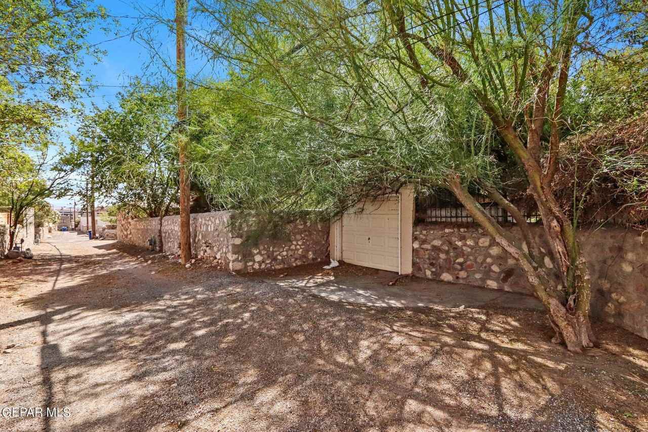 2709 N Florence St - Photo 4 of 40