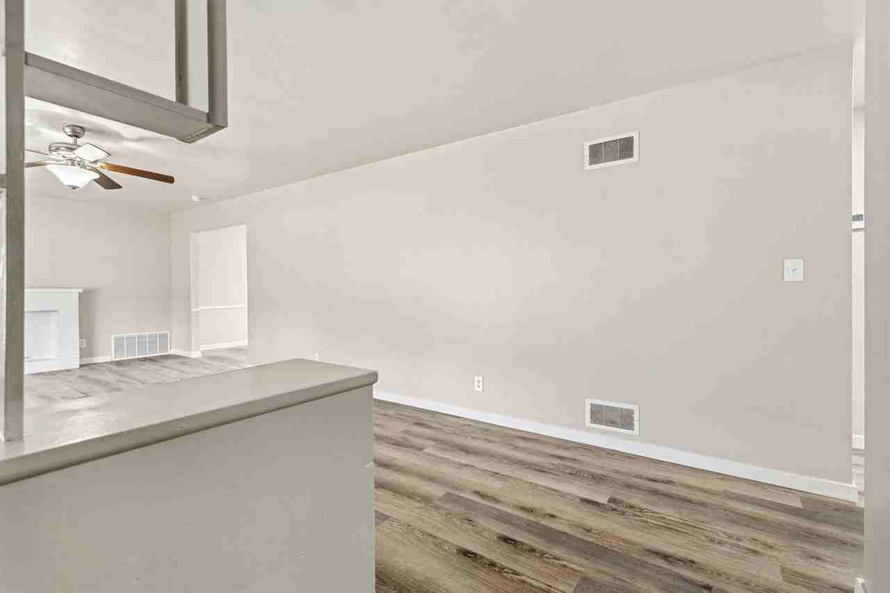 1736 N Kentwood Ave - Photo 5 of 26