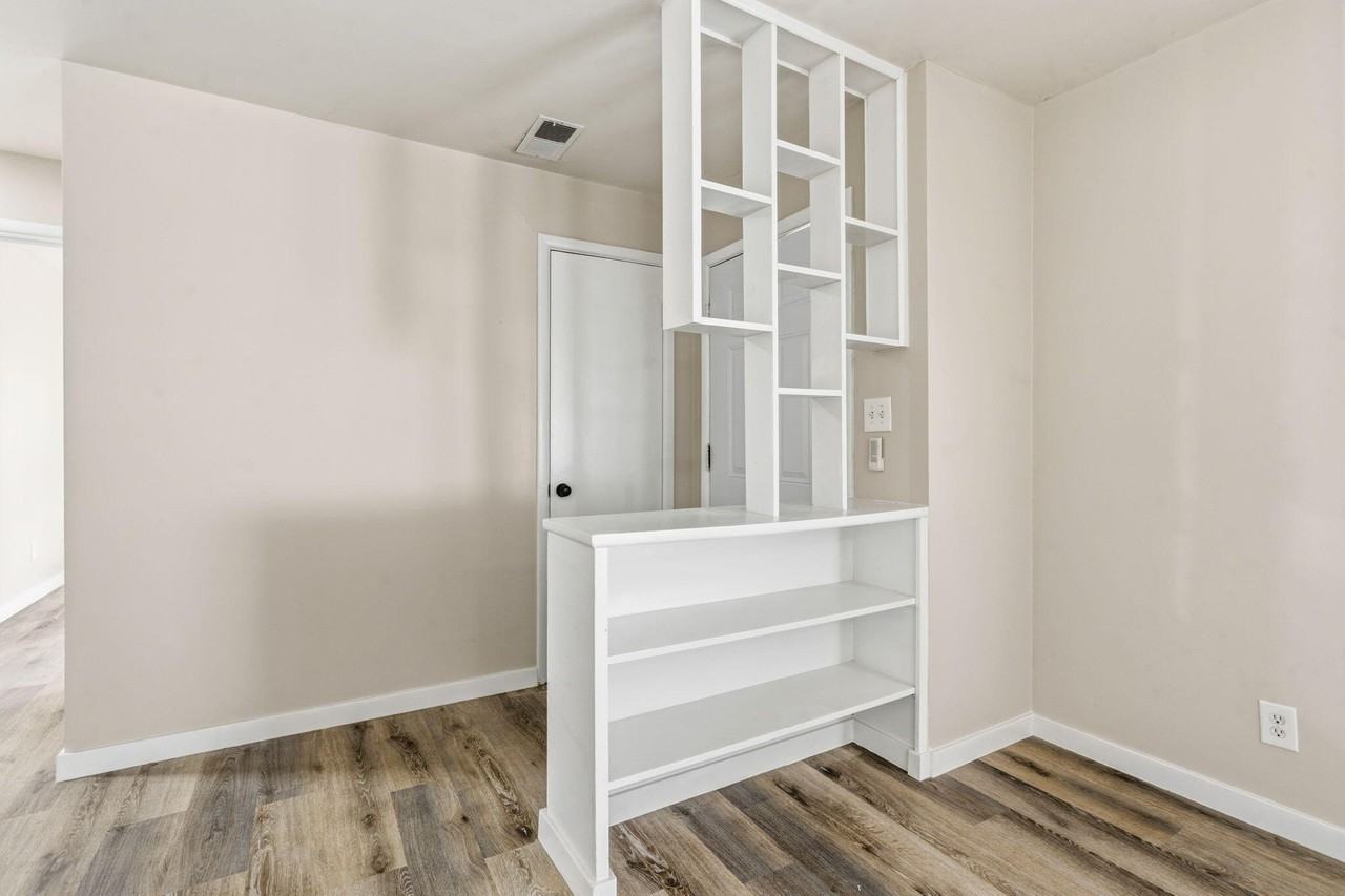 1736 N Kentwood Ave - Photo 6 of 26