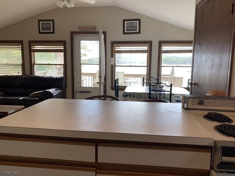 703 Lake Shore Dr - Photo 4 of 14