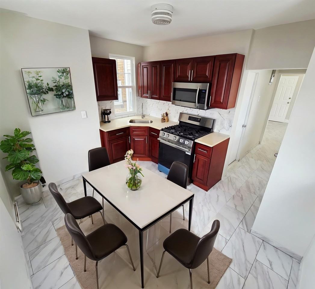 910 20th St #2 - Photo 3 of 8