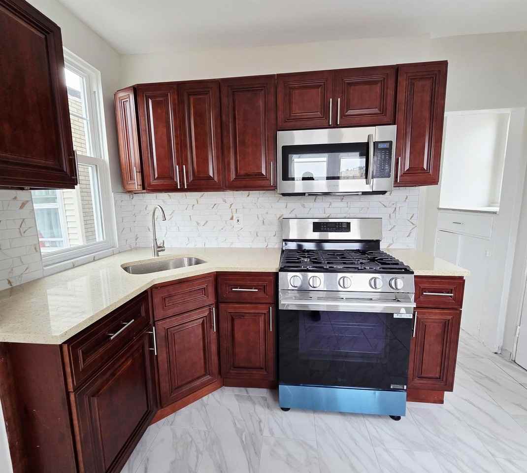 910 20th St #2 - Photo 4 of 8