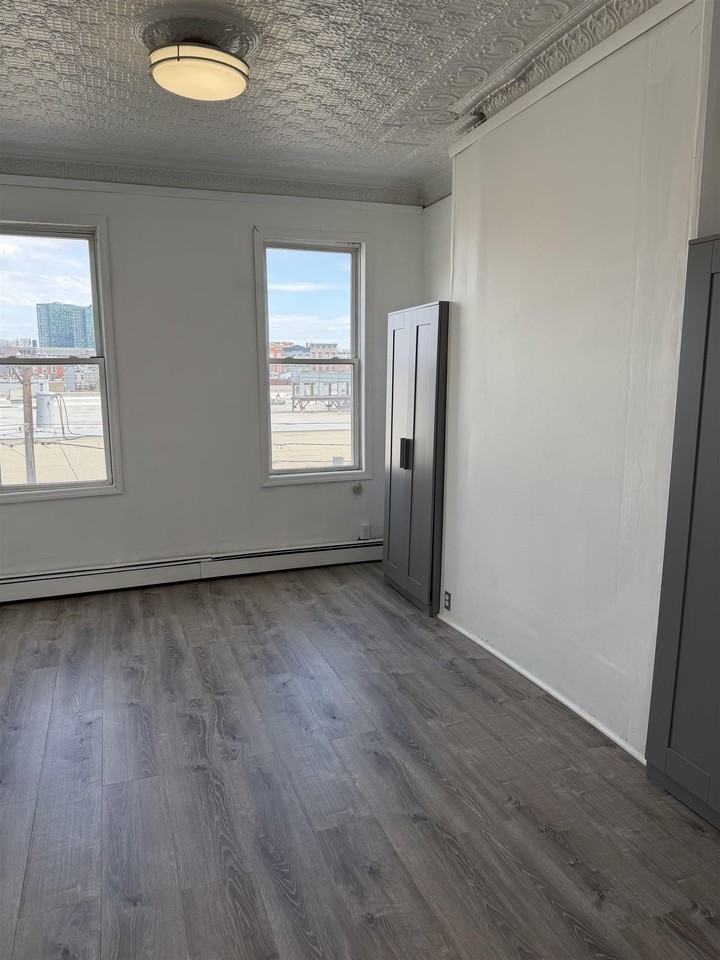 630 Grand St #4 - Photo 5 of 8