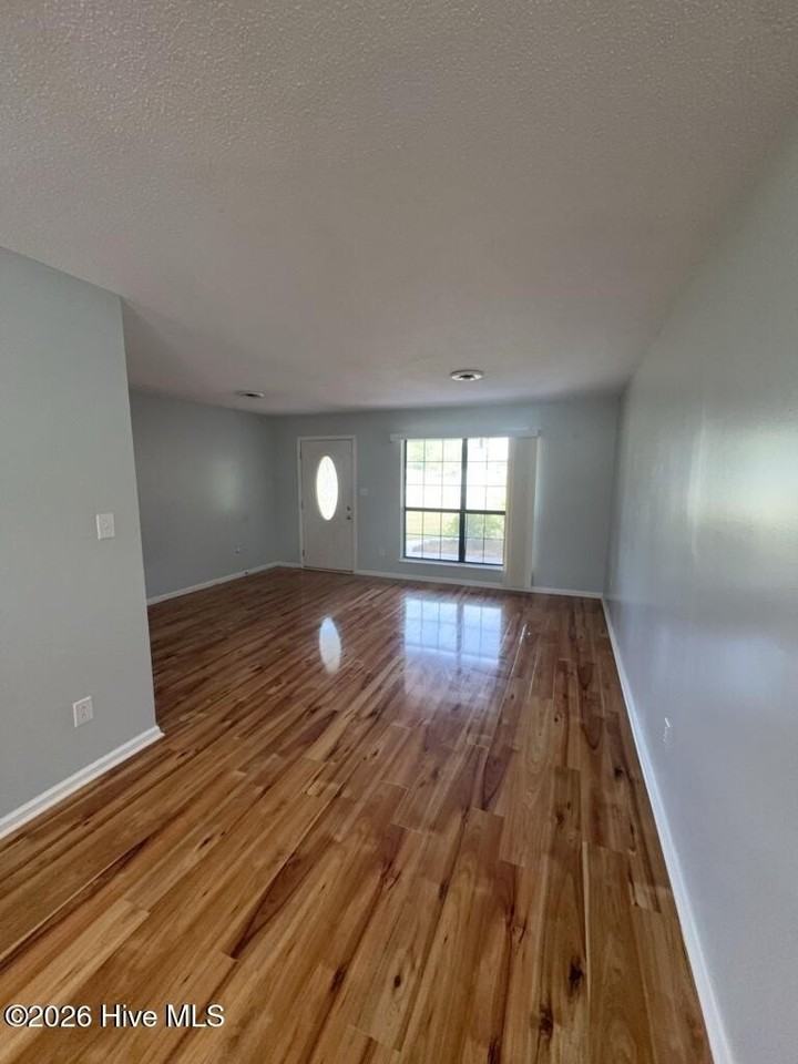 110 Elwood Rd - Photo 4 of 20