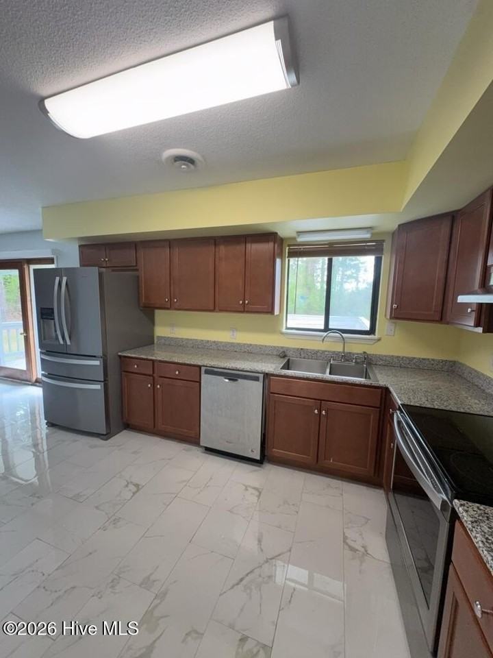 110 Elwood Rd - Photo 6 of 20