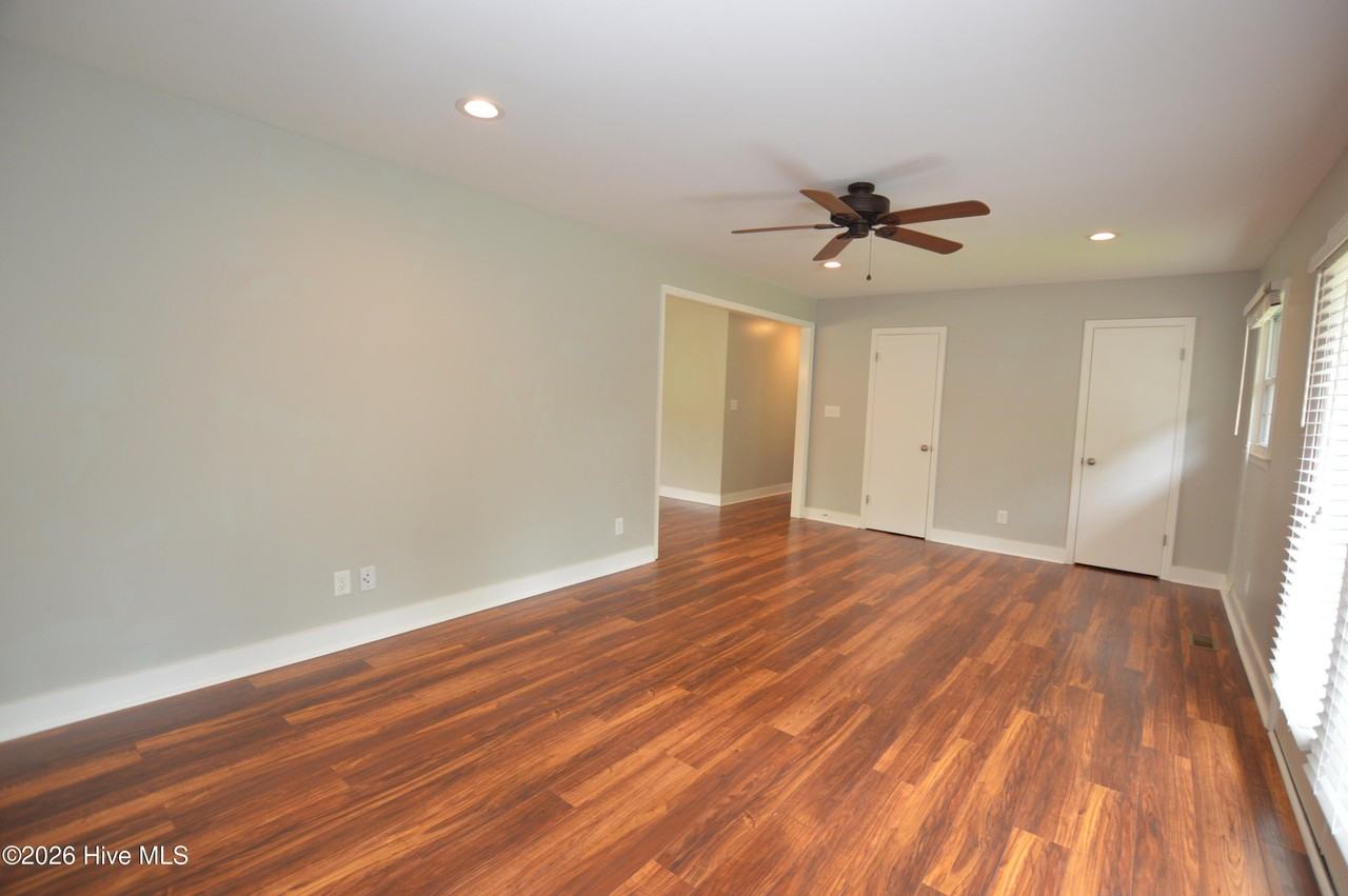 1018 Oak Dr - Photo 2 of 20