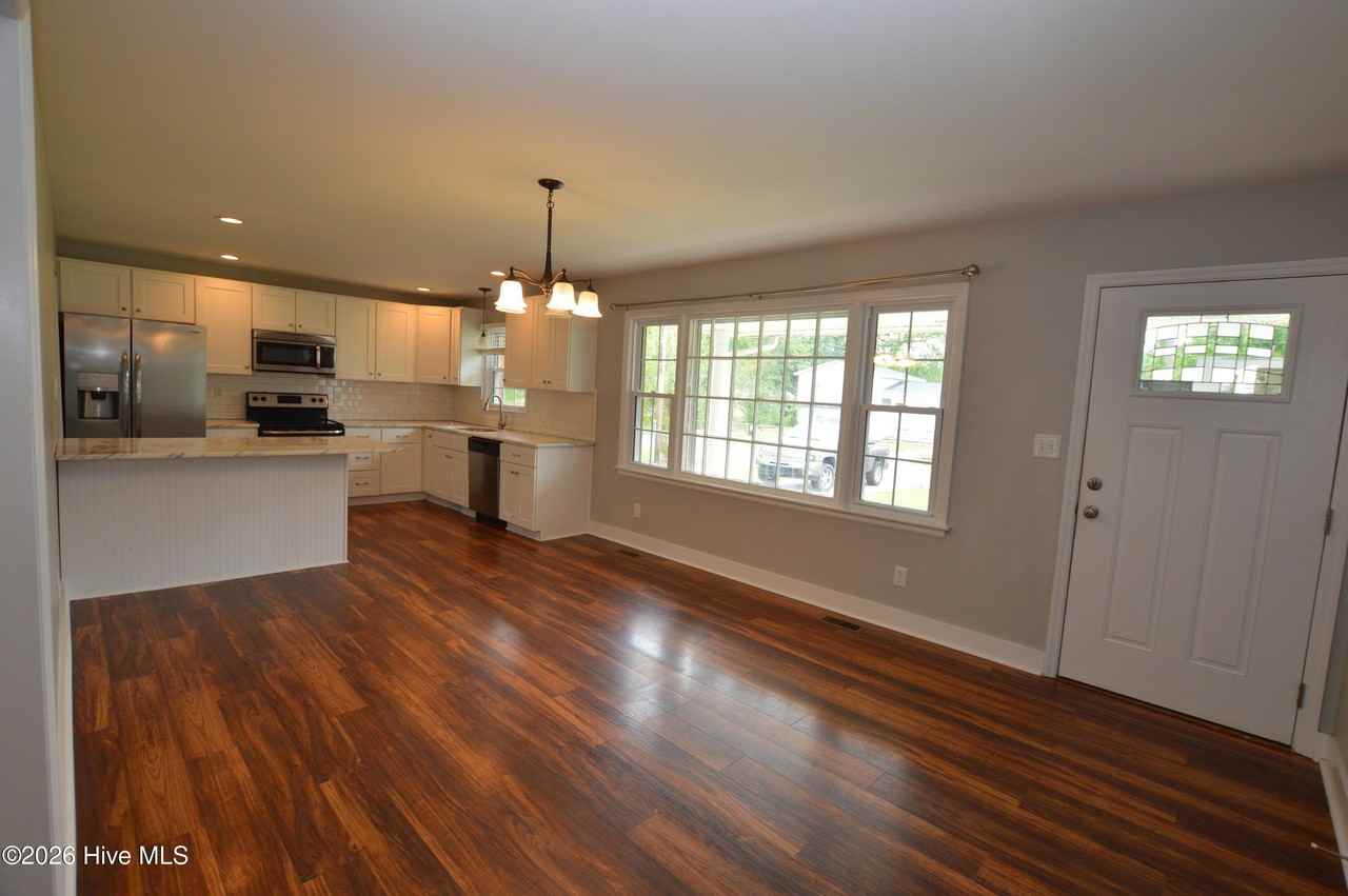 1018 Oak Dr - Photo 4 of 20