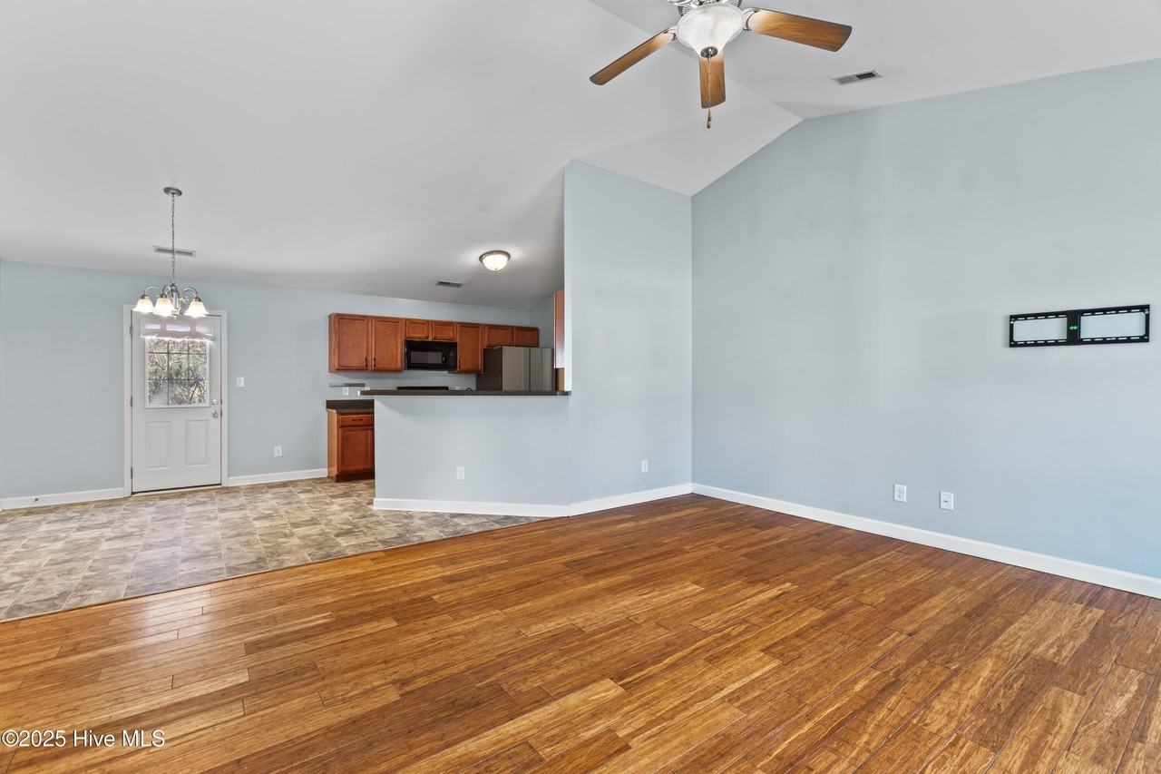 320 Reid Ct N - Photo 3 of 19