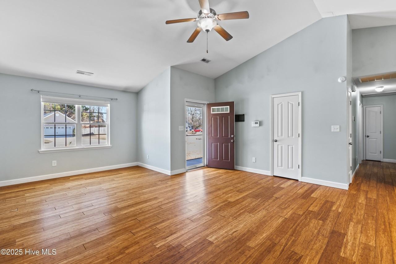 320 Reid Ct N - Photo 4 of 19