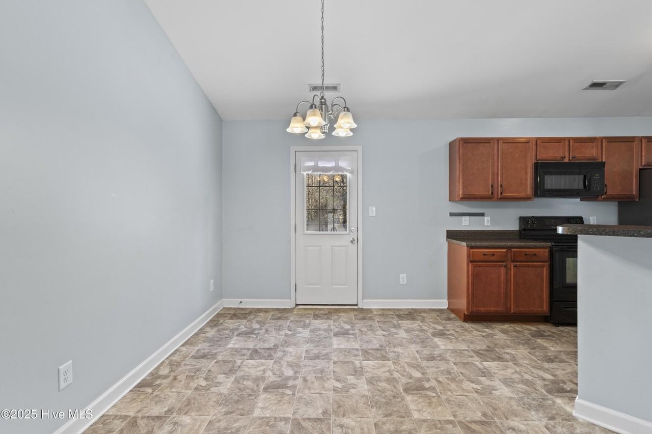 320 Reid Ct N - Photo 5 of 19