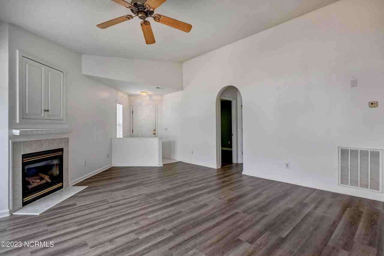 4138 Breezewood Dr Apt 202 - Photo 3 of 30