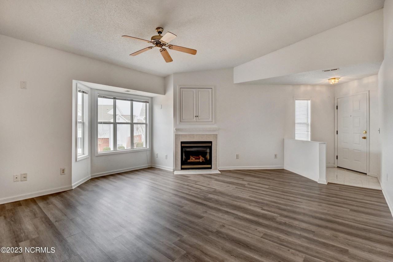 4138 Breezewood Dr Apt 202 - Photo 4 of 30