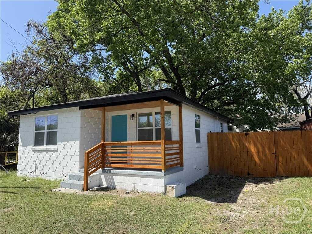 239 Jenks St - Photo 3 of 30