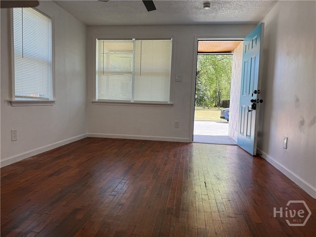 239 Jenks St - Photo 7 of 30