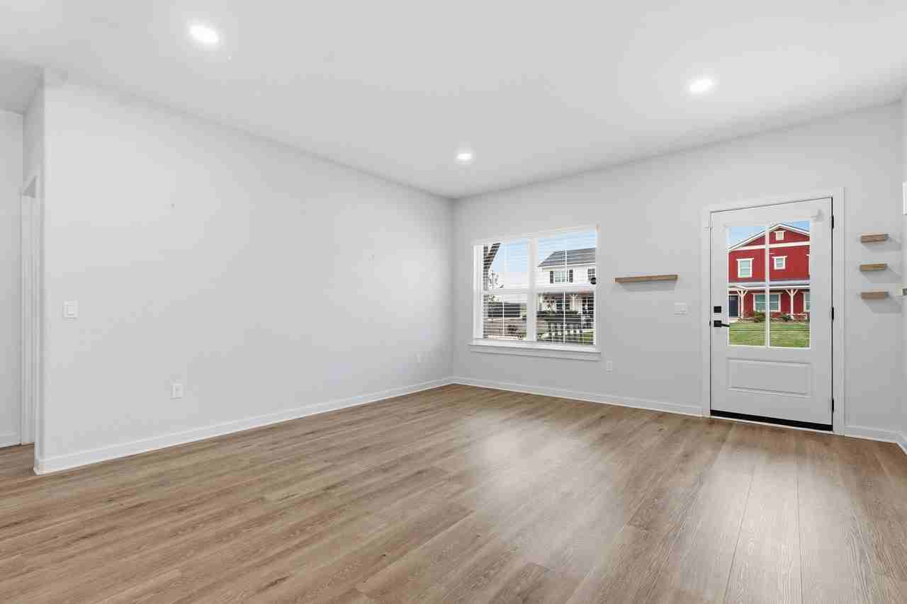 10928 Norwich Ave - Photo 7 of 26