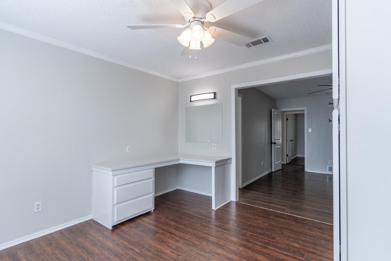 6135 38th St - Photo 6 of 10