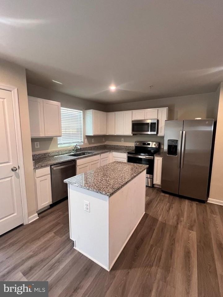 122 Butterfield Ave - Photo 7 of 19