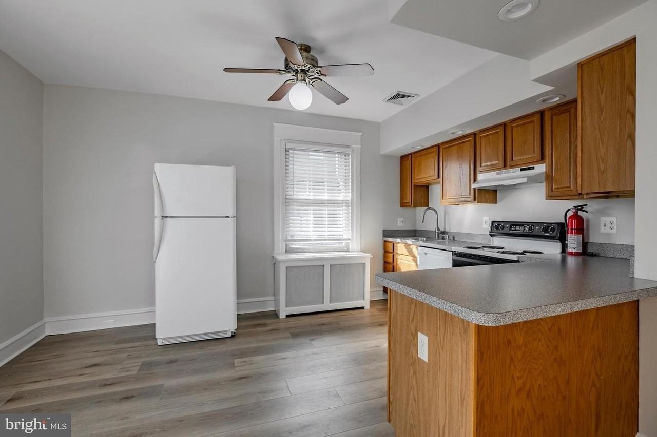 1210 Darby Rd - Photo 4 of 33