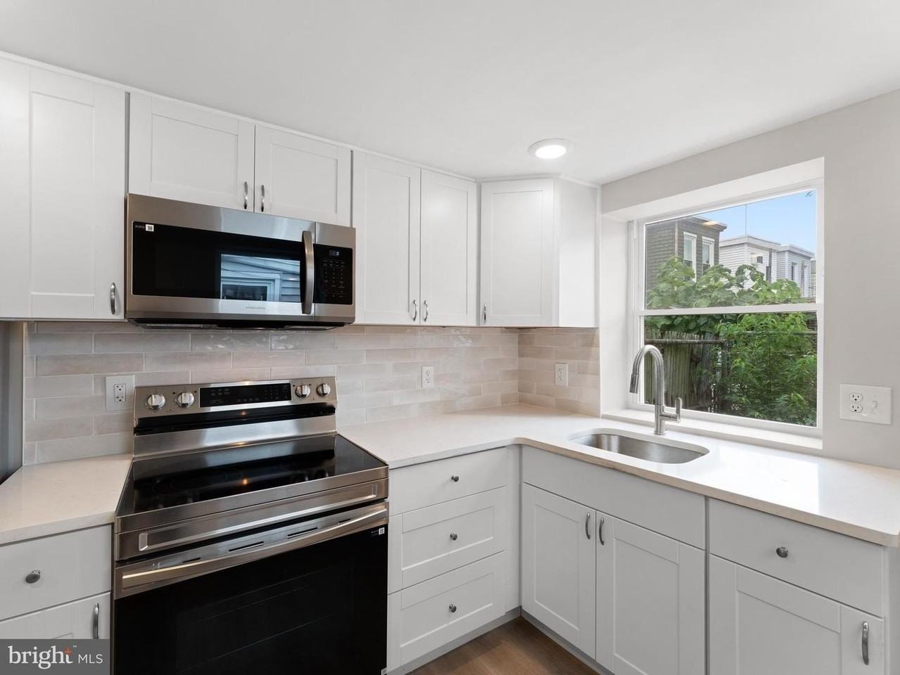 3010 Emerald St - Photo 4 of 24