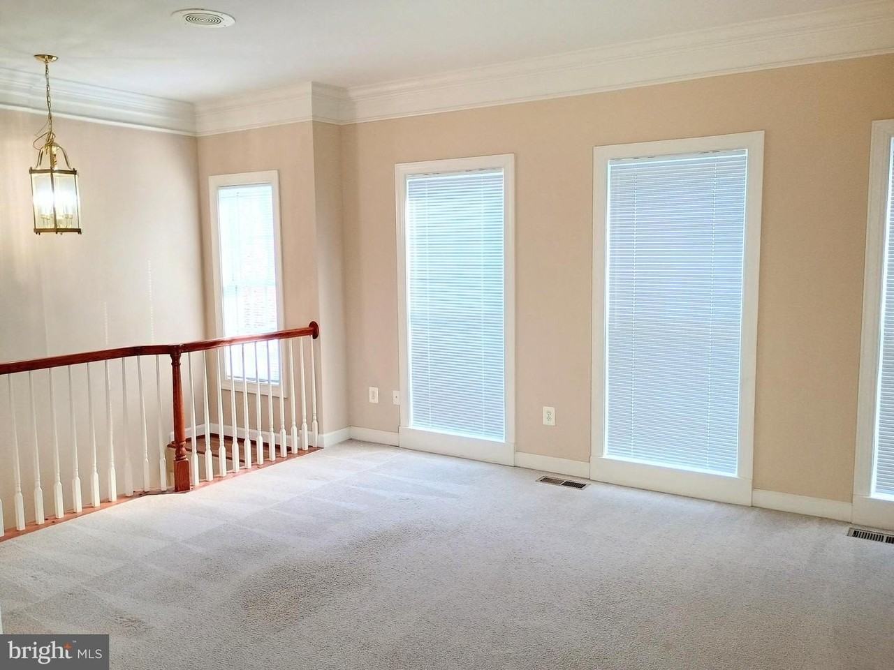 1043 Hotchkiss Pl - Photo 4 of 18