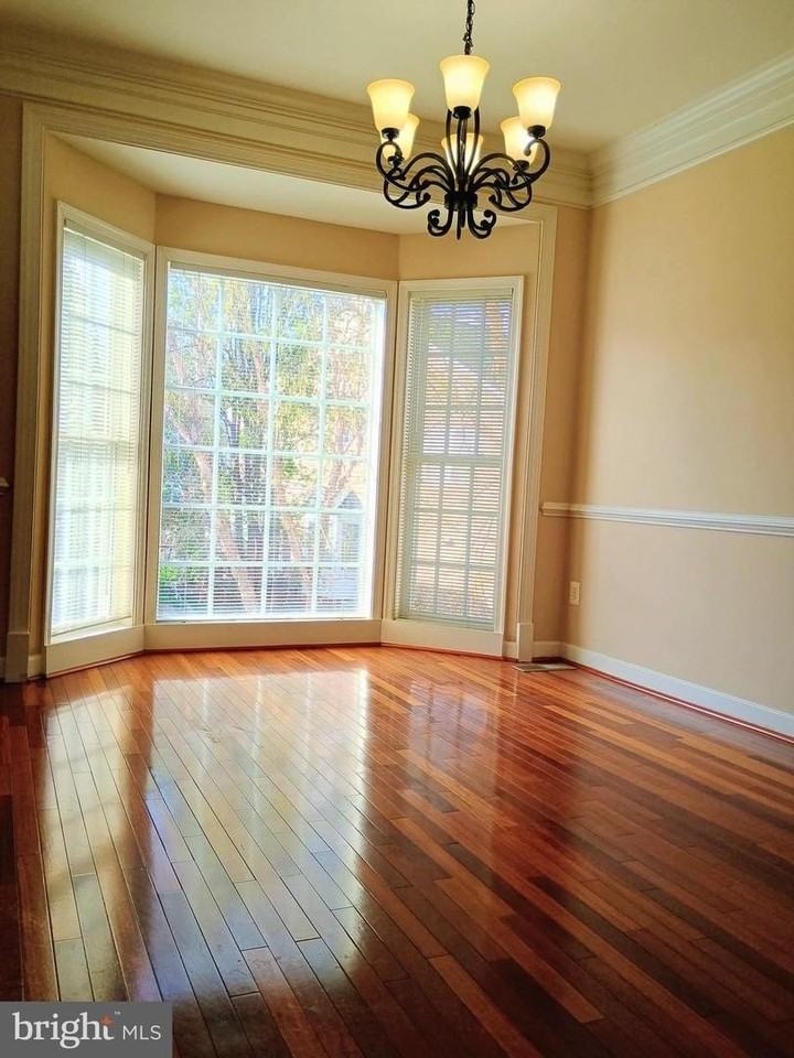 1043 Hotchkiss Pl - Photo 5 of 18