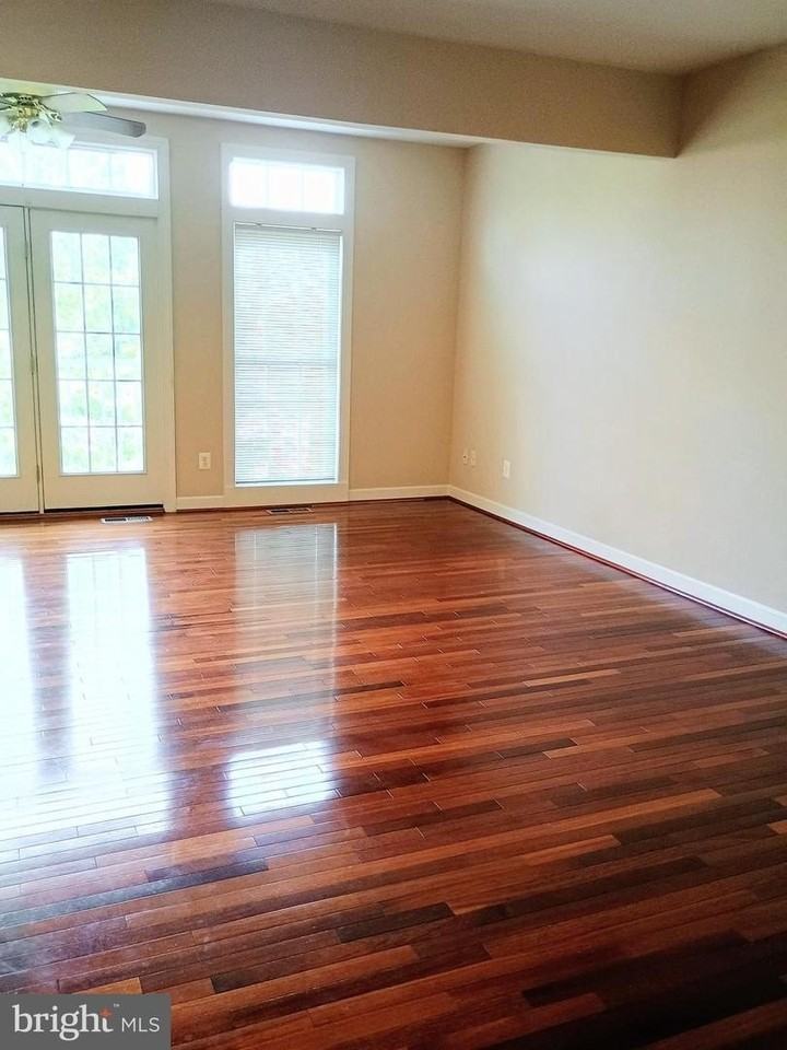 1043 Hotchkiss Pl - Photo 7 of 18