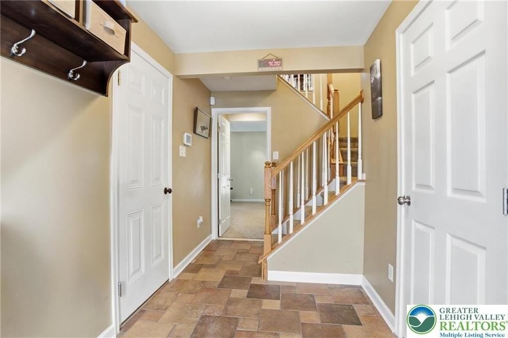 1048 Sparrow Way - Photo 4 of 36