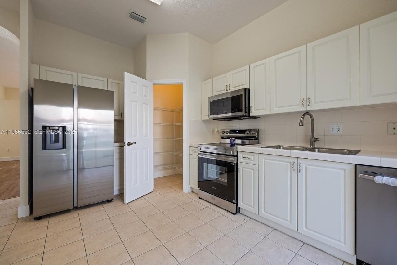 1947 Se 24th Ter - Photo 2 of 31