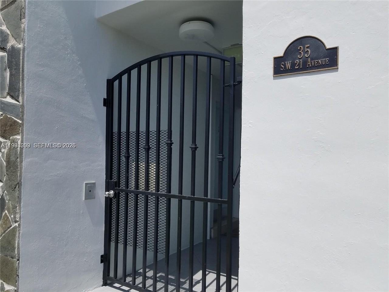 35 Sw 21st Ave #4 - Photo 3 of 6