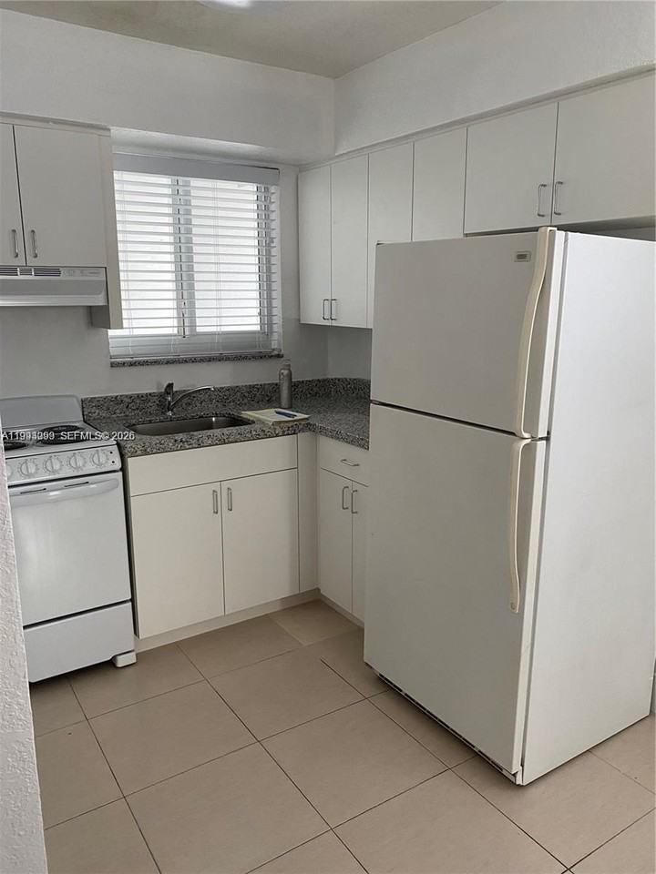 35 Sw 21st Ave #4 - Photo 5 of 6