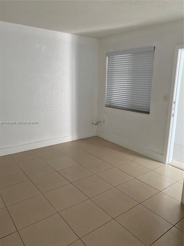 35 Sw 21st Ave #4 - Photo 6 of 6